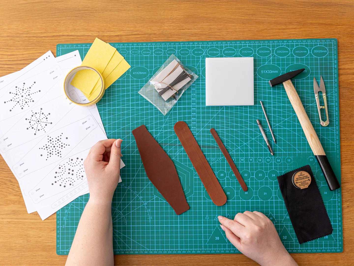 Kit de trabajo en cuero “Set de Pulseras”