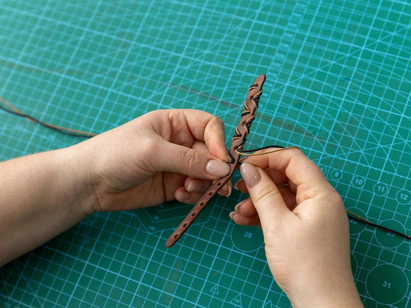 Kit de trabajo en cuero “Set de Pulseras”